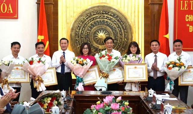 Quán quân Olympia 2023 Lê Xuân Mạnh được tỉnh Thanh Hóa thưởng 200 triệu đồng - Ảnh 2.