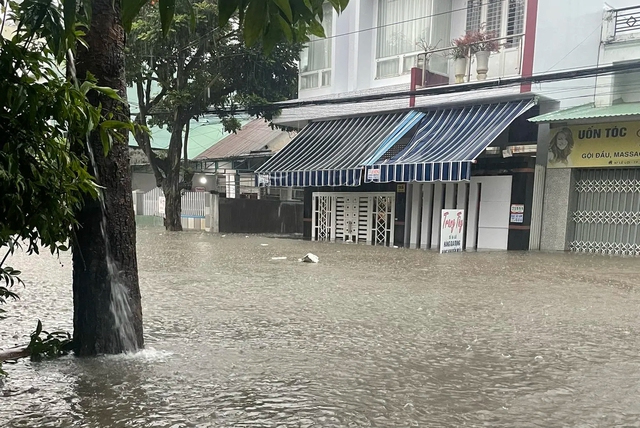 Thành phố Kon Tum ngập sâu do mưa lớn - Ảnh 1.