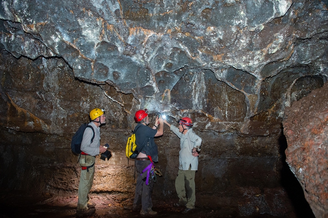 Các chuyên gia thám hiểm hệ thống hang động núi lửa Krông Nô thuộc Công viên địa chất toàn cầu Đắk Nông - Ảnh: C.T