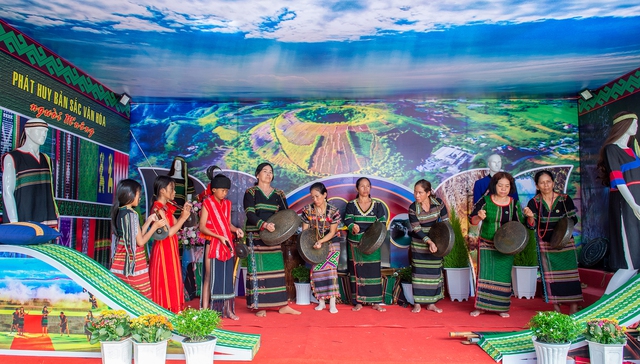 Các nghệ nhân - người gìn giữ, tiếp truyền dòng chảy văn hóa - Ảnh: C.T Các nghệ nhân - người gìn giữ, tiếp truyền dòng chảy văn hóa - Ảnh: C.T
