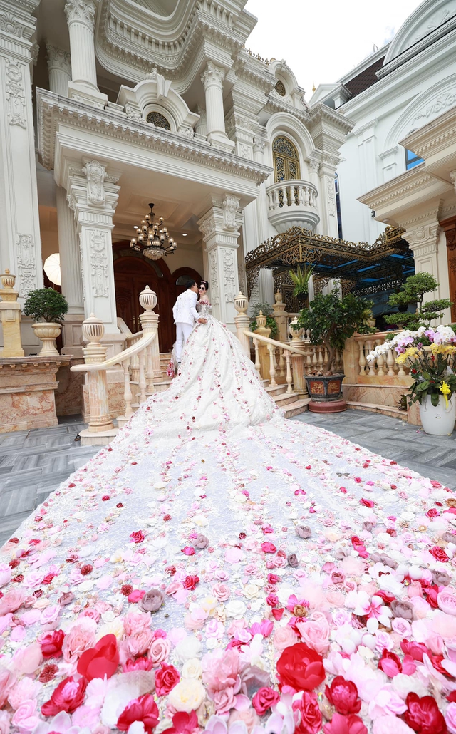 Ấn tượng với chiếc váy dạ hội làm từ 9.999 đóa hồng và ngàn viên kim cương - Ảnh 1.