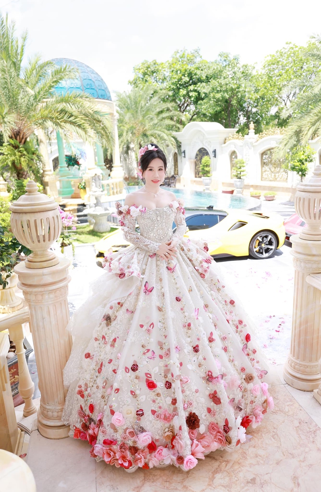 Ấn tượng với chiếc váy dạ hội làm từ 9.999 đóa hồng và ngàn viên kim cương - Ảnh 2.