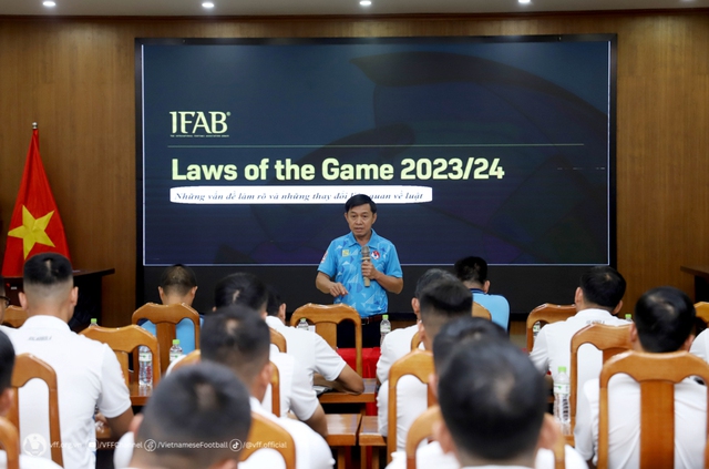 VFF: 'V-League 2023-2024 sắp có thêm xe VAR, trọng tài cần phối hợp tốt' - Ảnh 2.