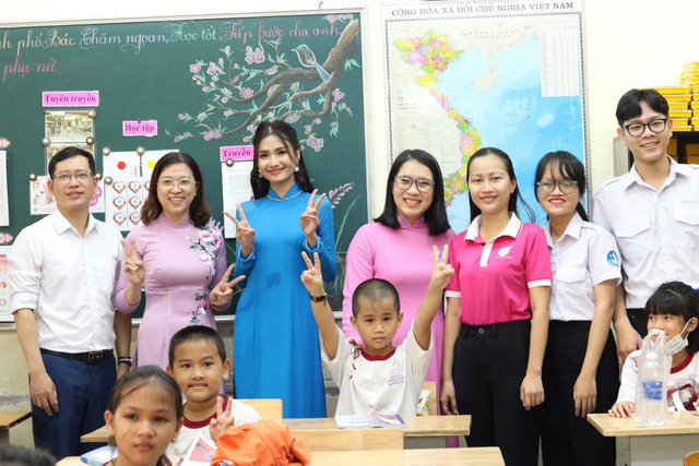 Hoa hậu Nguyễn Thanh Hà đồng hành cùng dự án dạy tiếng Anh cho người dân - Ảnh 2.