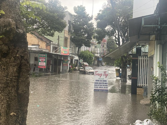 Thành phố Kon Tum ngập sâu do mưa lớn - Ảnh 3.