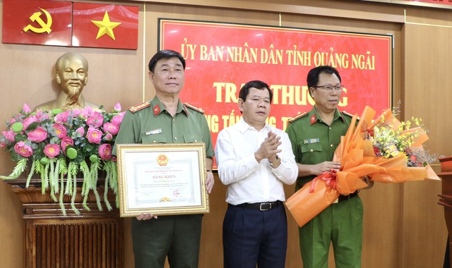 Tặng bằng khen, thưởng nóng 100 triệu cho Công an tỉnh Quảng Ngãi - Ảnh 1.