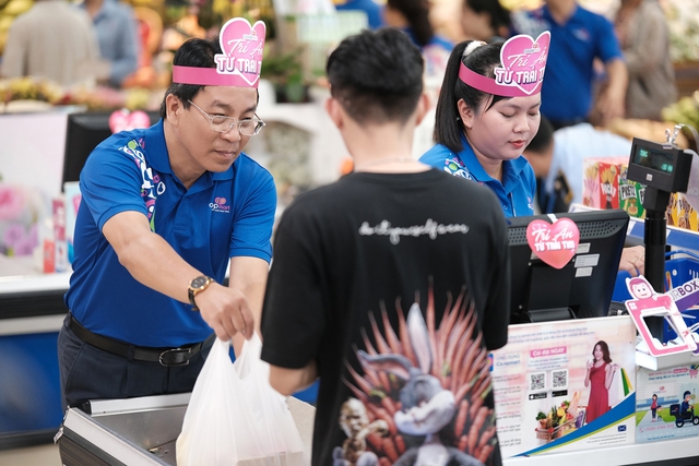 Hôm nay là ngày đặc biệt với anh Lê Trường Sơn - Phó tổng giám đốc Saigon Co.op vì anh đã có 1 ngày làm việc thật thú vị tại quầy thu ngân thay vì bàn làm việc tại văn phòng hằng ngày của mình