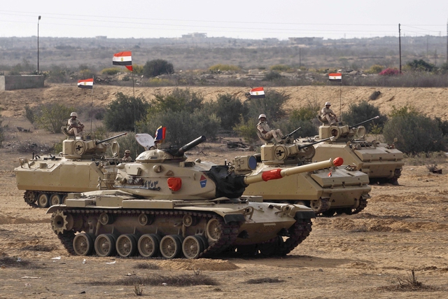 Ai Cập đưa xe tăng đến gần Gaza, 'sẵn sàng hy sinh' để bảo vệ Sinai - Ảnh 1.