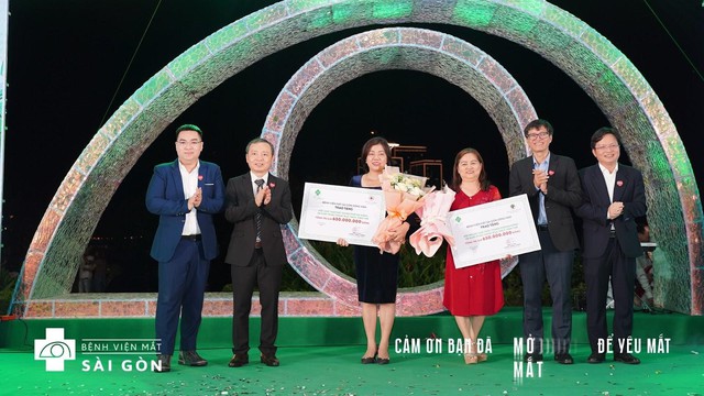 Đại diện Ban lãnh đạo Tập đoàn Y Khoa Sài Gòn và Bệnh viện Mắt Sài Gòn Sông Hàn trao tặng 100 suất điều trị đục thủy tinh thể tại buổi lễ