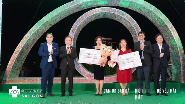 Đại diện Ban lãnh đạo Tập đoàn Y Khoa Sài Gòn và Bệnh viện Mắt Sài Gòn Sông Hàn trao tặng 100 suất điều trị đục thủy tinh thể tại buổi lễ Đại diện Ban lãnh đạo Tập đoàn Y Khoa Sài Gòn và Bệnh viện Mắt Sài Gòn Sông Hàn trao tặng 100 suất điều trị đục thủy tinh thể tại buổi lễ