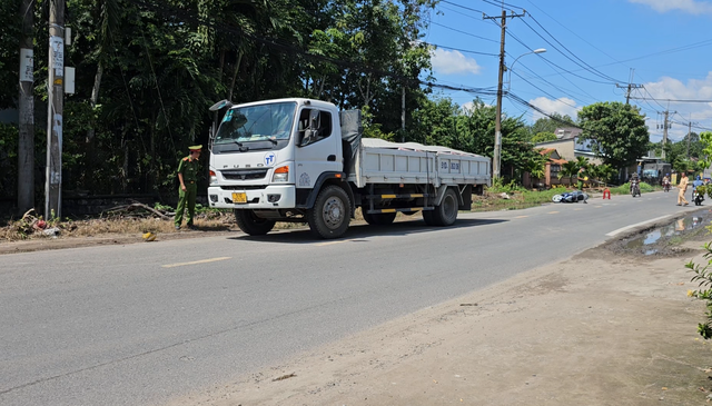 Đường động nước xe máy nghi trượt ngã người đàn ông va chạm xe tải nguy kịch - Ảnh 1.