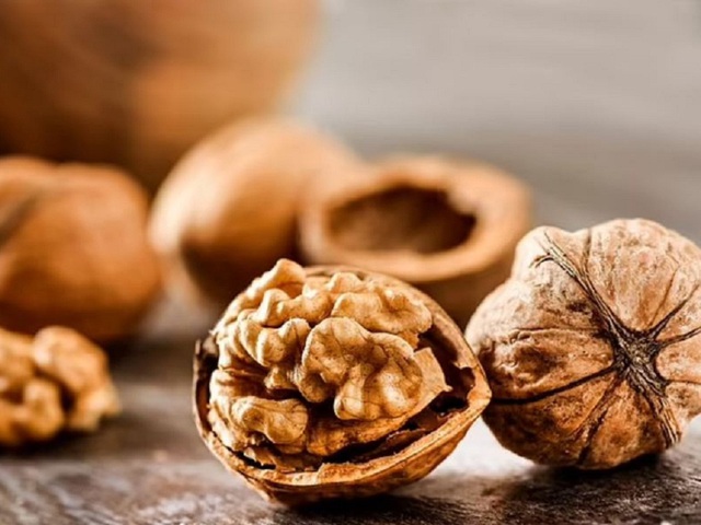 Khó ngủ, hãy ăn quả óc chó - Ảnh 1. Khó ngủ, hãy ăn quả óc chó - Ảnh 1.