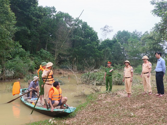 Hà Tĩnh: Huy động hàng trăm người tìm kiếm người phụ nữ bị lũ cuốn trôi - Ảnh 3.