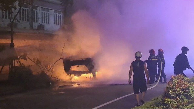 Quảng Bình: Đâm vào vòng xuyến, xe ô tô bốc cháy dữ dội trong đêm - Ảnh 1.