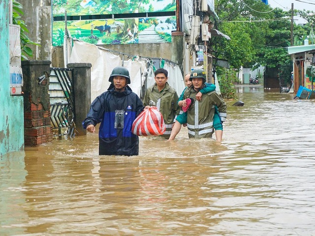 Hàng loạt kỷ lục về nắng nóng và lượng mưa xuất hiện trong tháng 10 - Ảnh 1. Hàng loạt kỷ lục về nắng nóng và lượng mưa xuất hiện trong tháng 10 - Ảnh 1.