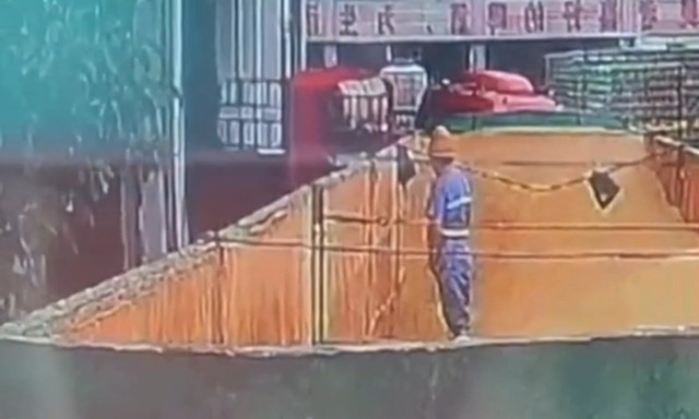 Bắt nhân viên đi tiểu vào bồn nguyên liệu tại nhà máy bia Thanh Đảo - Ảnh 1. Bắt nhân viên đi tiểu vào bồn nguyên liệu tại nhà máy bia Thanh Đảo - Ảnh 1.