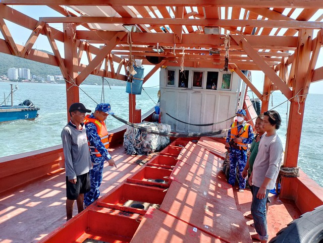 Cảnh sát biển liên tục bắt giữ tàu cá chở dầu DO không rõ nguồn gốc - Ảnh 1. Cảnh sát biển liên tục bắt giữ tàu cá chở dầu DO không rõ nguồn gốc - Ảnh 1.