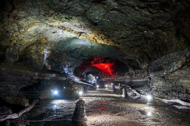 Tới đảo Jeju leo núi, ăn thịt heo đen và tận hưởng không khí trong lành - Ảnh 2.