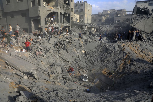 Israel không kích Gaza, đối phó hỏa lực từ nhiều hướng - Ảnh 2.