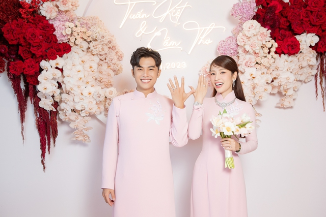 Puka được mẹ chồng tặng trang sức 'khủng' trong lễ ăn hỏi - Ảnh 1. Puka được mẹ chồng tặng trang sức 'khủng' trong lễ ăn hỏi - Ảnh 1.
