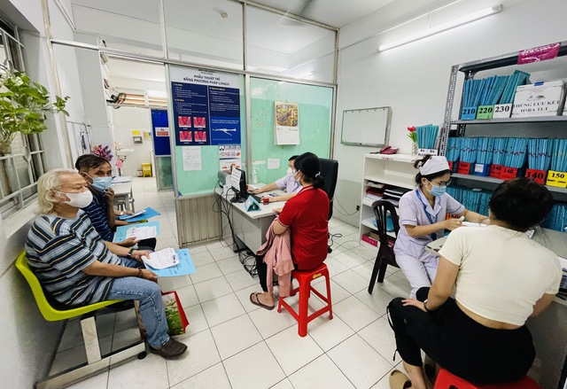 TP.HCM: Gần 100 nhân viên y tế Bệnh viện Q.4 nghỉ việc - Ảnh 1. TP.HCM: Gần 100 nhân viên y tế Bệnh viện Q.4 nghỉ việc - Ảnh 1.