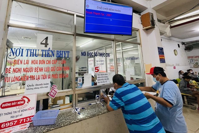 TP.HCM: Gần 100 nhân viên y tế Bệnh viện Q.4 nghỉ việc - Ảnh 2. TP.HCM: Gần 100 nhân viên y tế Bệnh viện Q.4 nghỉ việc - Ảnh 2.