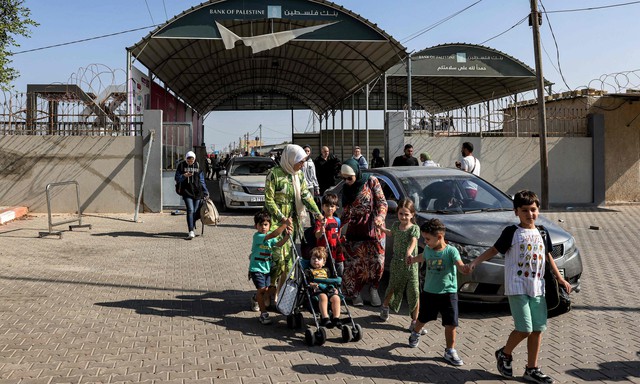 Nhóm người nước ngoài đầu tiên được sơ tán khỏi Gaza - Ảnh 1.
