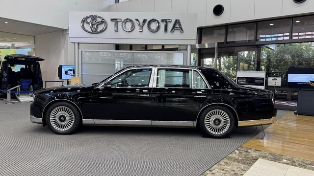 Chiêm ngưỡng vẻ đẹp 'cổ kính' của Toyota Century 2024, đắt gấp đôi Lexus LS   - Ảnh 2.