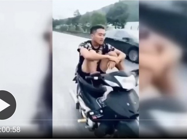 Triệu tập nam thanh niên lái xe máy bằng chân trên quốc lộ 1A ở Hà Tĩnh - Ảnh 1.