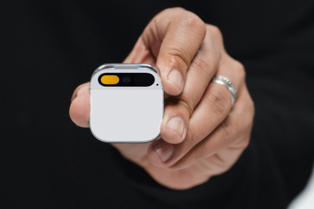 Humane giới thiệu AI Pin có thể khiến smartphone trở nên lỗi thời - Ảnh 1. Humane giới thiệu AI Pin có thể khiến smartphone trở nên lỗi thời - Ảnh 1.