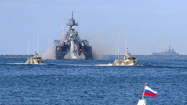 Chiến sự Ukraine ngày 625: Kyiv làm hư hại 2 tàu đổ bộ của Nga ở Crimea? - Ảnh 1.
