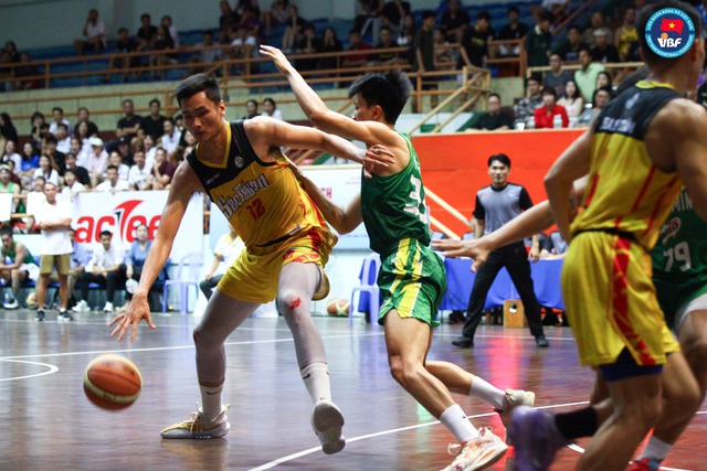 Cầu thủ bóng rổ cao nhất Việt Nam giúp Sóc Trăng lên ngôi vô địch quốc gia - Ảnh 1.