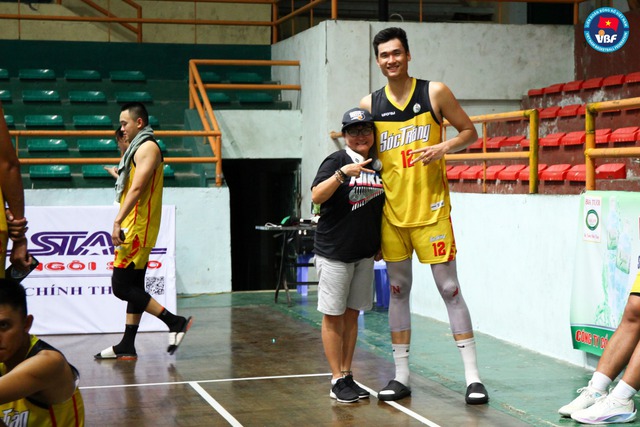 Cầu thủ bóng rổ cao nhất Việt Nam giúp Sóc Trăng lên ngôi vô địch quốc gia - Ảnh 2.