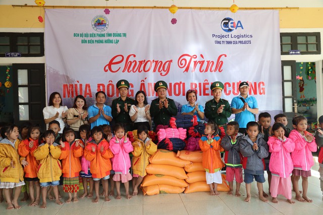 Ngày vui của biên phòng, người dân và trẻ em Việt Lào nơi cột mốc biên giới - Ảnh 1.