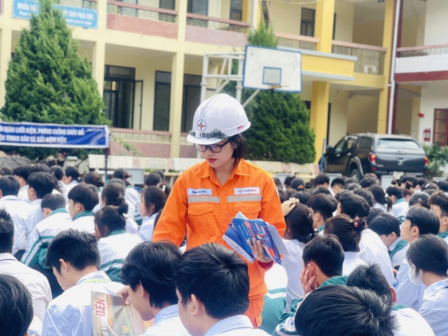 Công nhân Điện lực Mường Chà,ànthànhnhiệmvụchuyểnđổisố<strong>keonhacai hôm nay</strong> PC Điện Biên tuyên truyền an toàn hành lang lưới điện tại trường học