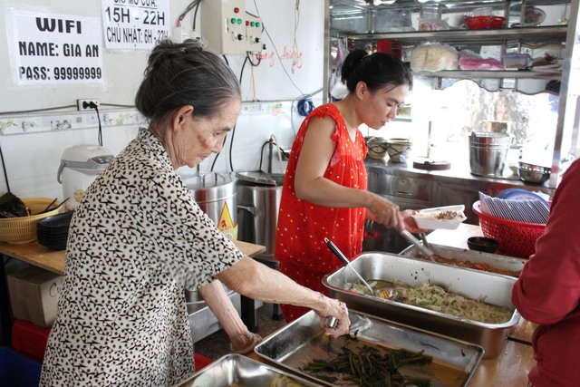 Cơm trưa 0 đồng cho người khó khăn: &quot;không nhận quyên góp, mong bà con ăn ngon&quot; - Ảnh 2.