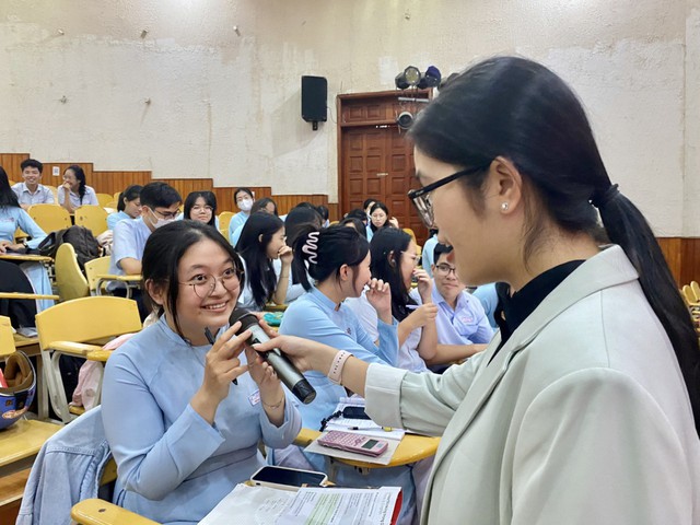 Đà Nẵng: Sôi nổi hoạt động nâng cao năng lực ngoại ngữ cho thanh thiếu nhi - Ảnh 2. Đà Nẵng: Sôi nổi hoạt động nâng cao năng lực ngoại ngữ cho thanh thiếu nhi - Ảnh 2.