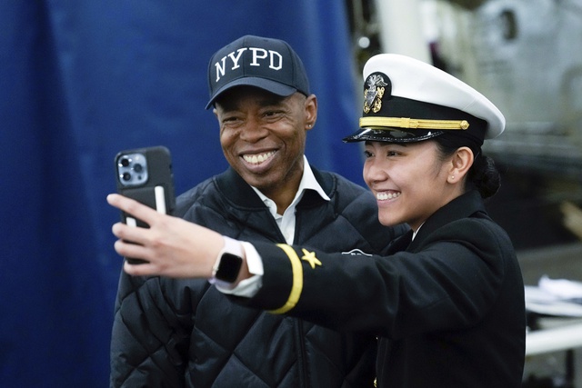 Đặc vụ FBI tịch thu điện thoại, thiết bị điện tử của Thị trưởng New York - Ảnh 1. Đặc vụ FBI tịch thu điện thoại, thiết bị điện tử của Thị trưởng New York - Ảnh 1.
