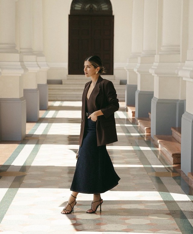 Áo blazer đen, item giúp các quý cô thăng hạng phong cách trong nháy mắt - Ảnh 2. Áo blazer đen, item giúp các quý cô thăng hạng phong cách trong nháy mắt - Ảnh 2.