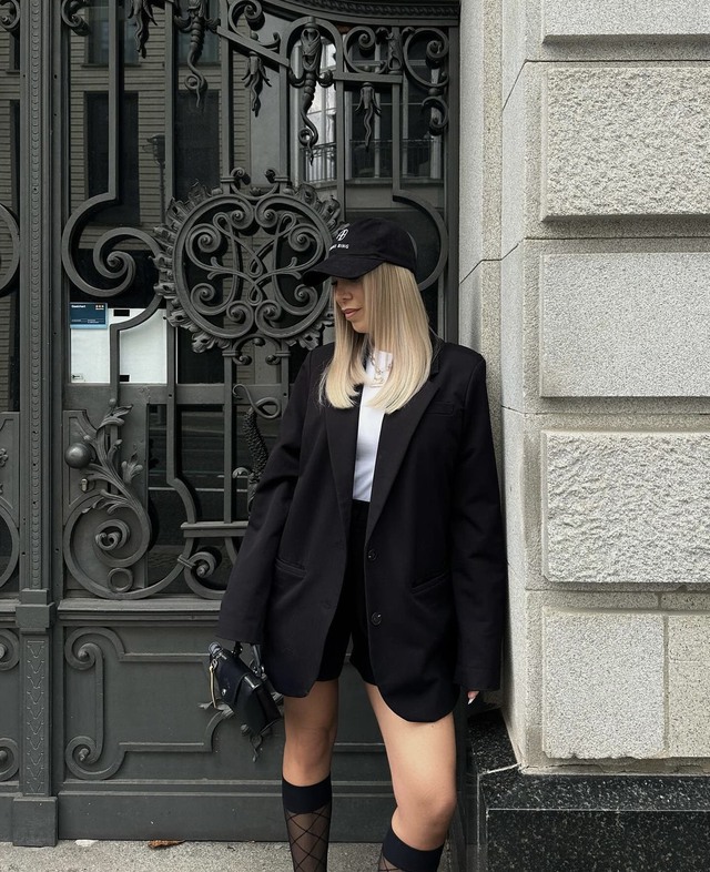 Áo blazer đen, item giúp các quý cô thăng hạng phong cách trong nháy mắt - Ảnh 7. Áo blazer đen, item giúp các quý cô thăng hạng phong cách trong nháy mắt - Ảnh 7.