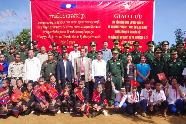 Ngày vui của biên phòng, người dân và trẻ em Việt Lào nơi cột mốc biên giới - Ảnh 2.