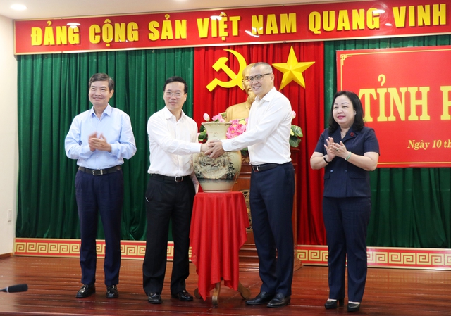 Chủ tịch nước Võ Văn Thưởng tặng quà lưu niệm cho tỉnh Phú YênẢnh: TRIỆU XUÂN Chủ tịch nước Võ Văn Thưởng tặng quà lưu niệm cho tỉnh Phú YênẢnh: TRIỆU XUÂN