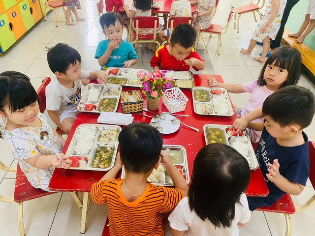 Học sinh TP.HCM ăn bán trú có những món gì? - Ảnh 5. Học sinh TP.HCM ăn bán trú có những món gì? - Ảnh 5.