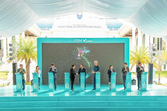 Phó thủ tướng kiêm Bộ trưởng Bộ Công an Lào Vilay Lakhamphong cùng các đại biểu ấn nút khai trương dịch vụ taxi điện Xanh SMẢnh: V.G Phó thủ tướng kiêm Bộ trưởng Bộ Công an Lào Vilay Lakhamphong cùng các đại biểu ấn nút khai trương dịch vụ taxi điện Xanh SMẢnh: V.G