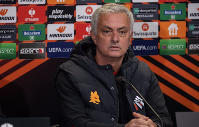 HLV Mourinho nhẹ lời với cầu thủ AS Roma dù thất bại tệ hại trước Slavia Praha - Ảnh 1.