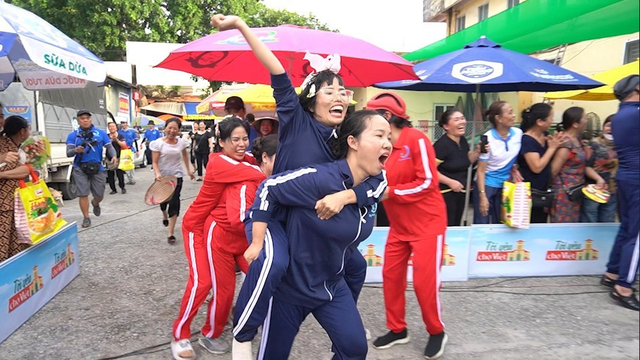 Quang Thắng lặng người khi ngắm nhìn ‘mỹ nhân 10 kẹp tóc’ - Ảnh 1. Quang Thắng lặng người khi ngắm nhìn ‘mỹ nhân 10 kẹp tóc’ - Ảnh 1.