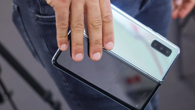 Galaxy Fold là thế hệ smartphone màn gập đầu tiên của Samsung ra thị trường Galaxy Fold là thế hệ smartphone màn gập đầu tiên của Samsung ra thị trường