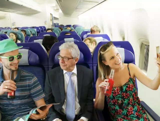 7 điều khó chịu nhất hành khách làm trên chuyến bay - Ảnh 1.