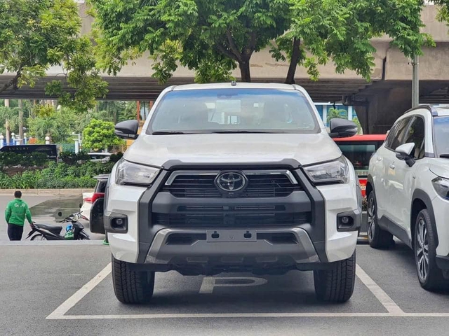 Toyota Hilux mới nhận cọc tại Việt Nam: Giảm giá để cạnh tranh Ford Ranger? - Ảnh 1.
