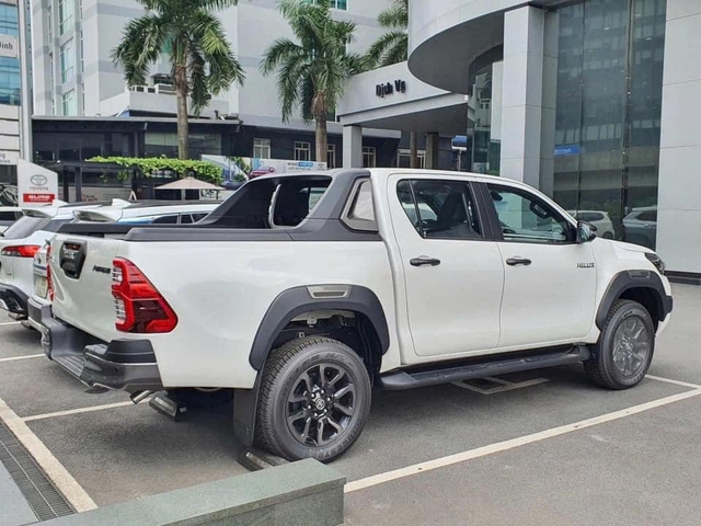 Toyota Hilux mới nhận cọc tại Việt Nam: Giảm giá để cạnh tranh Ford Ranger? - Ảnh 2.